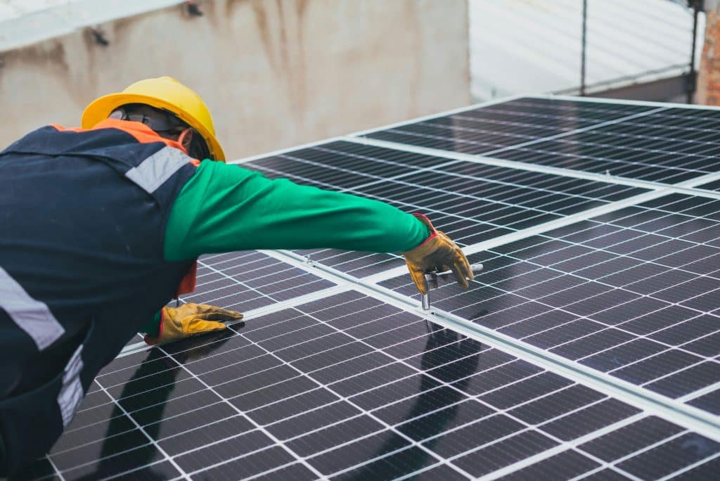 Man die zonnepanelen installeert