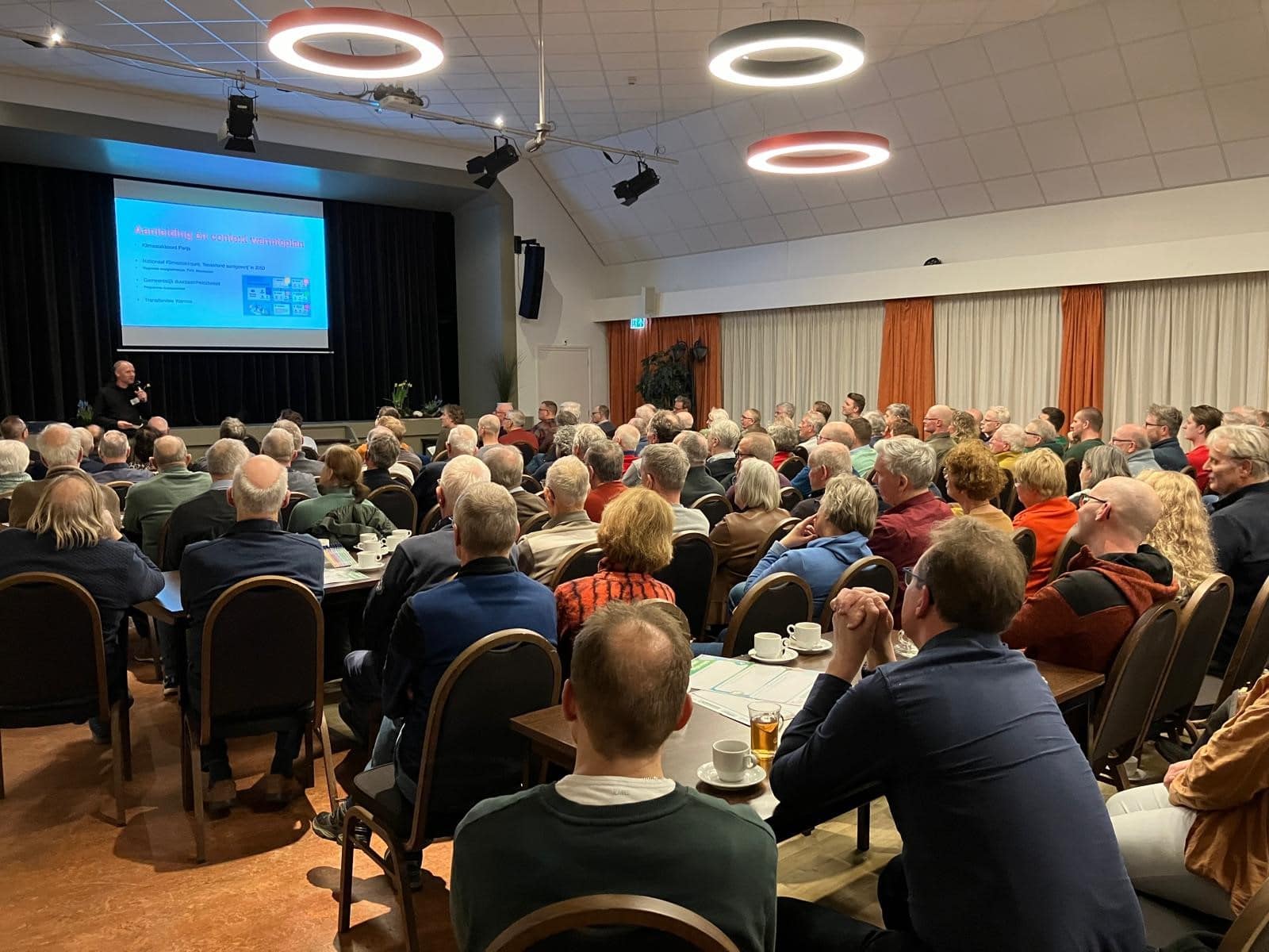 Een zaal vol mensen in de Schalle in Nijeveen voor de bijeenkomst van het warmteplan