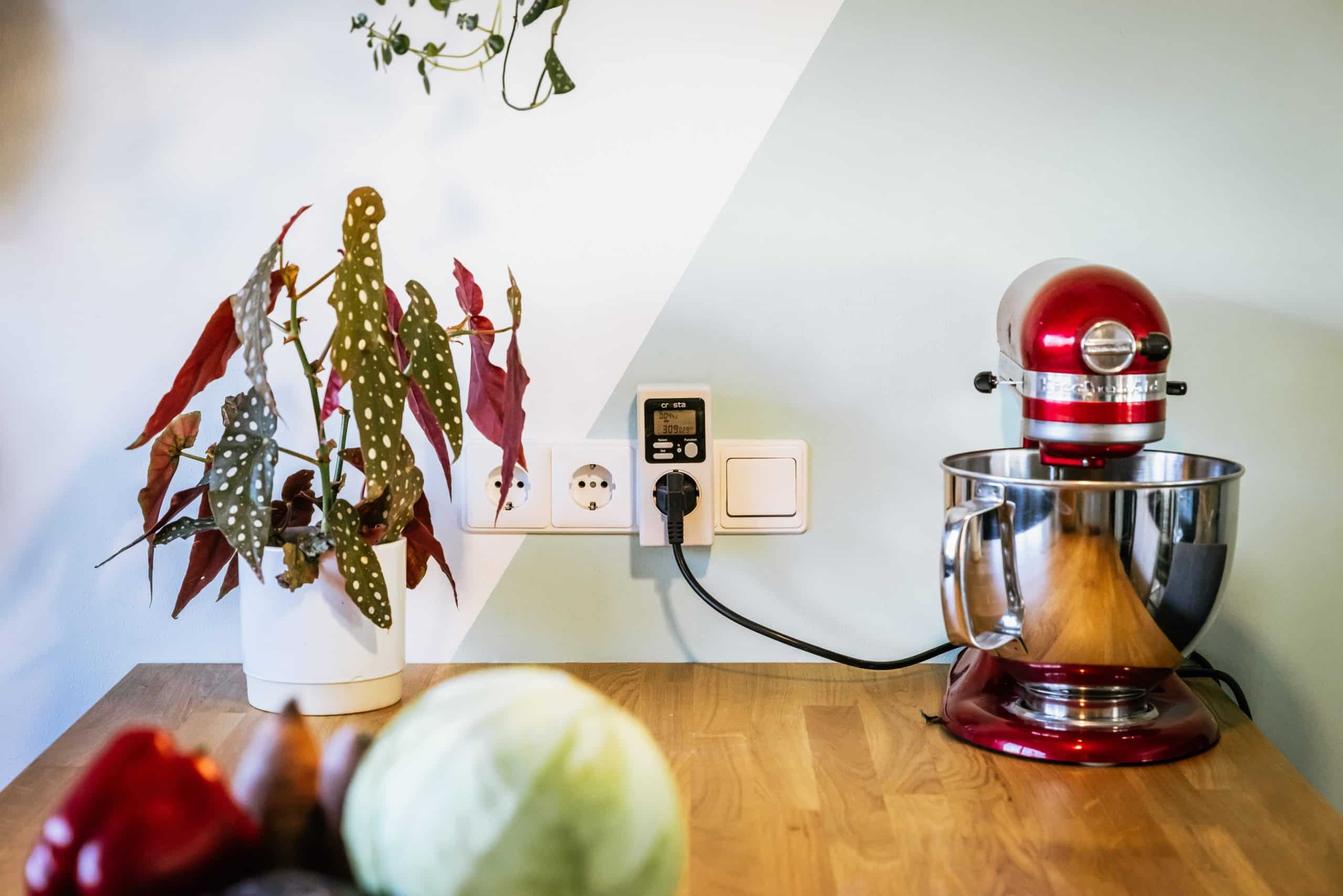 Blender op het aanrecht. De stekker zit in een energiemeter voor het stopcontact