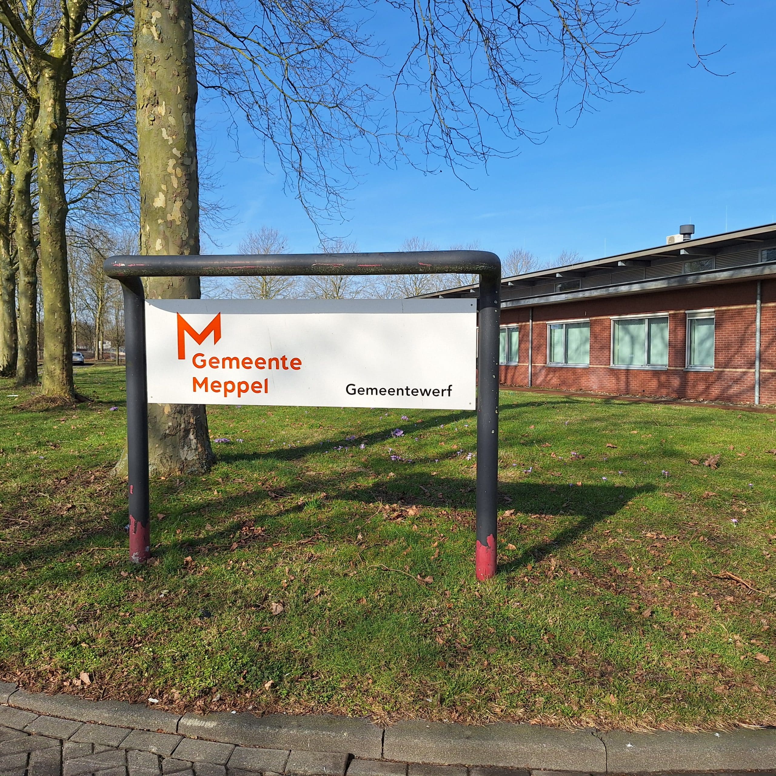 Toegangsbord met het logo van gemeente Meppel bij de ingang van de gemeentewerf