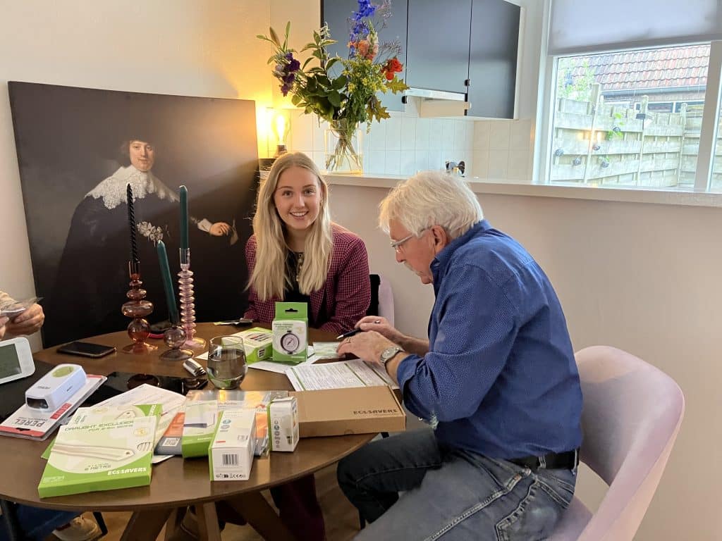 Energiecoach die een inwoonster van Meppel advies geeft over energie besparen
