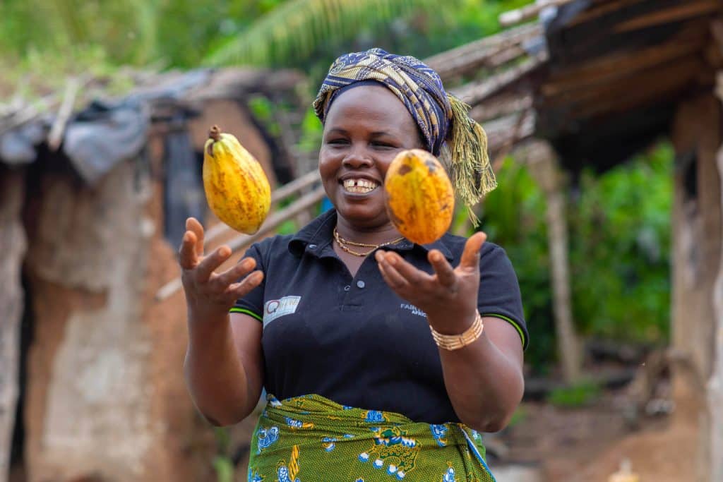 Cacao boerin in Ivoorkust voor fairtrade