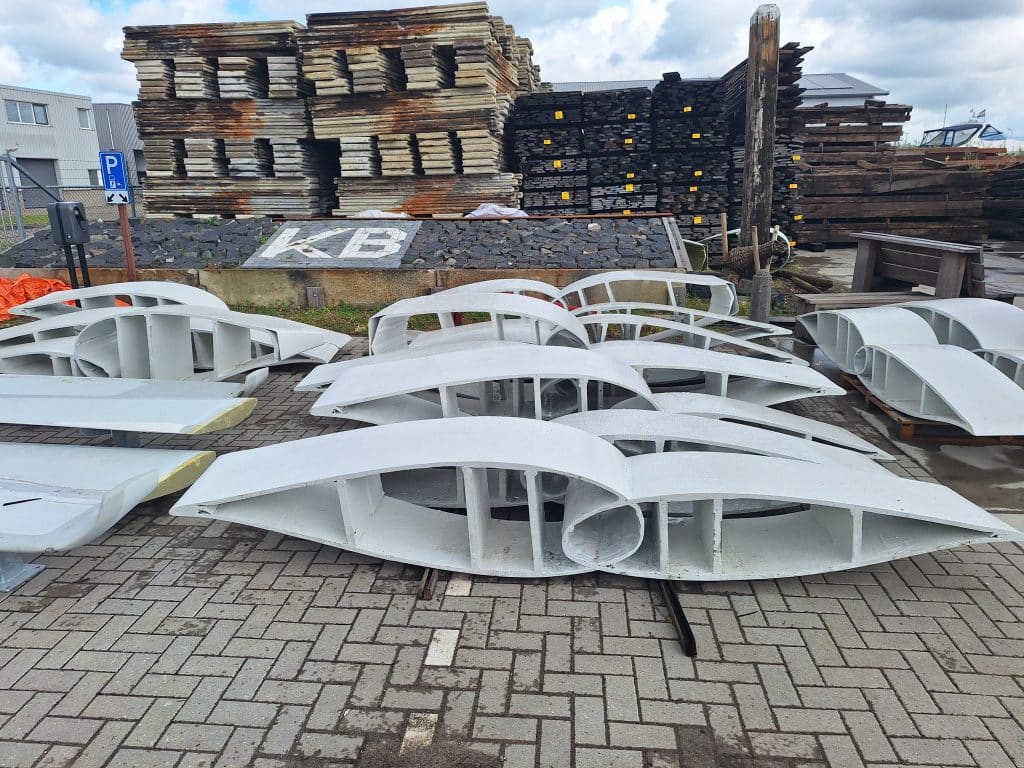 Oude windmolenwieken die de banken worden op Bleekerseiland in Meppel