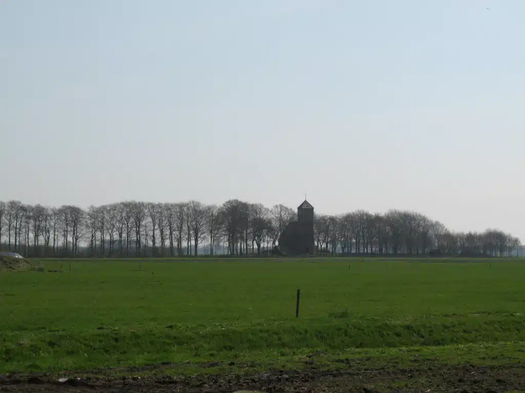 Kerk in Kolderveen vanuit de verte
