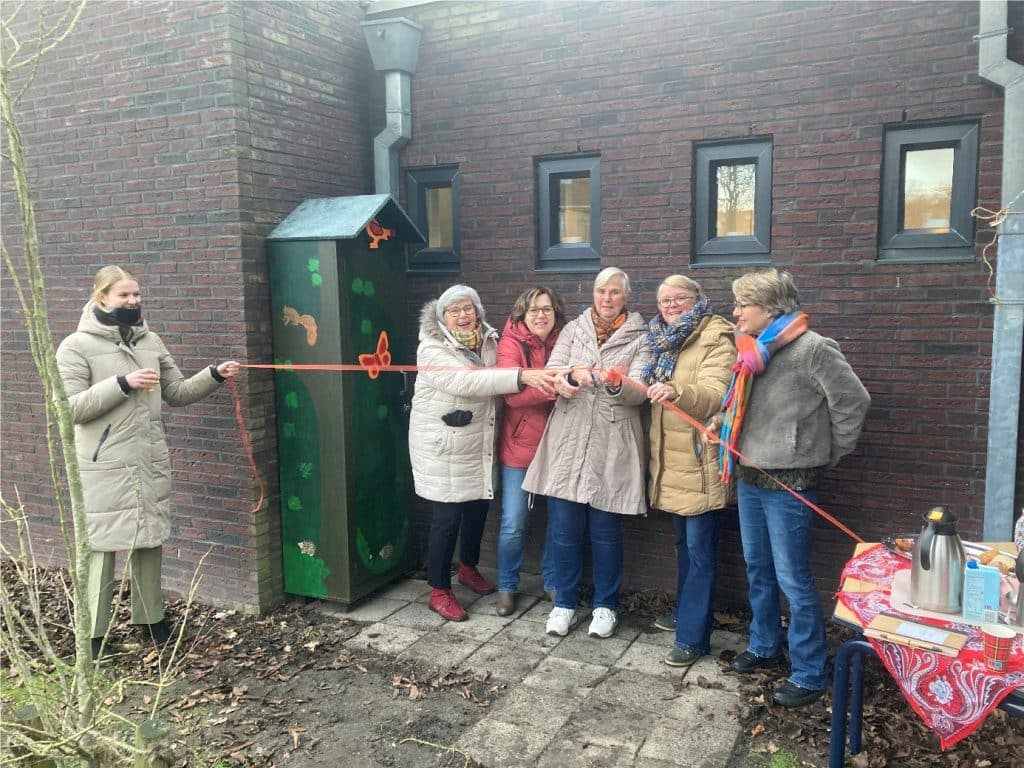 Vrijwilligers bij de opening van de weggeefkast in Oosterboer
