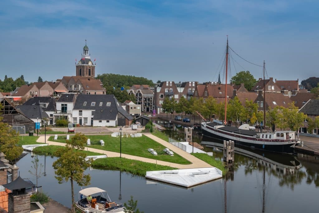 Overzichtsfoto van bovenaf van de nieuwe inrichting van Bleekerseiland in Meppel
