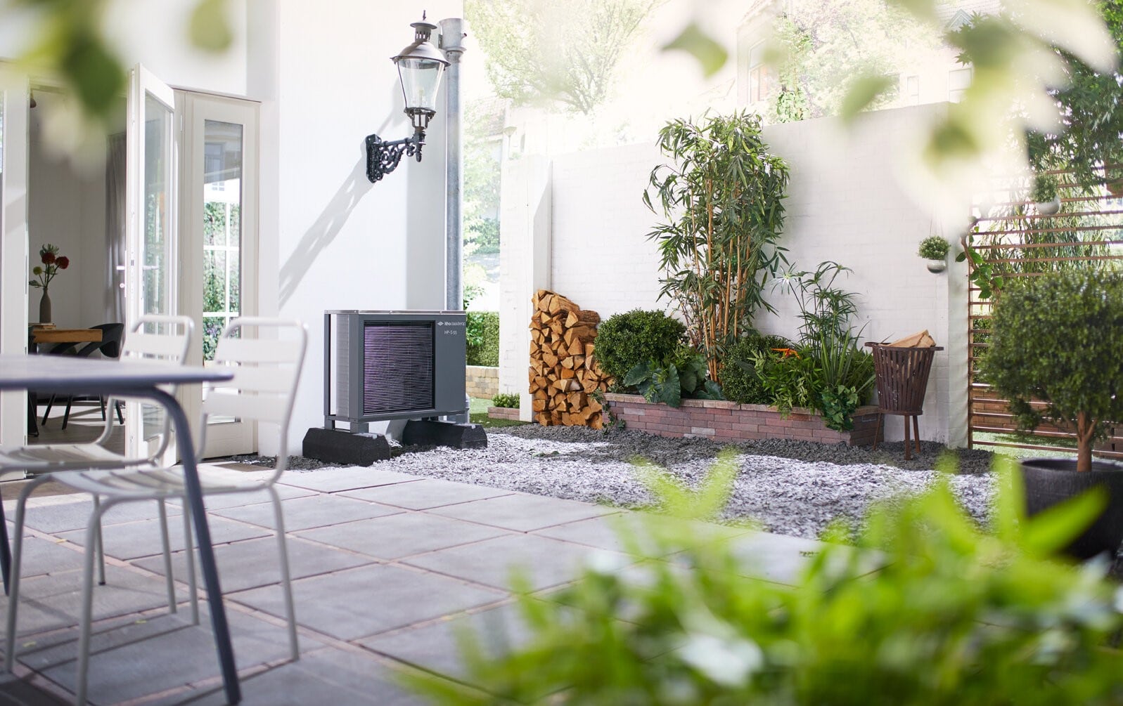 Warmtepomp unit buiten in de tuin