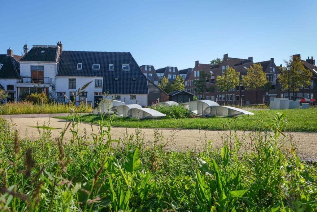 De nieuwe banken op Bleekerseiland in Meppel, gemaakt van oude windmolenwieken