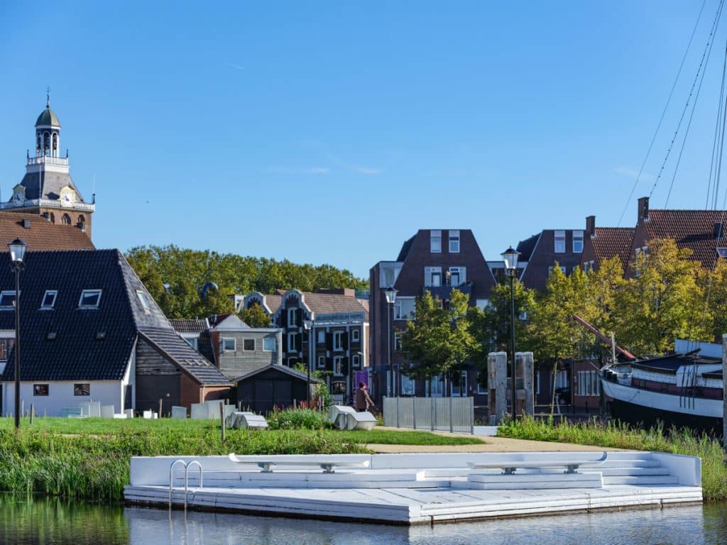 Witte step stones van oude beschoeiingsplanken op Bleekerseiland in Meppel