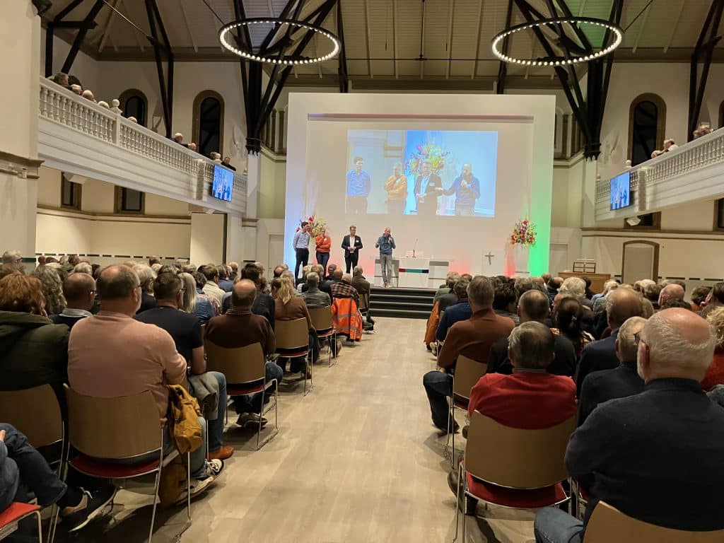 Kick off bijeenkomst warmteplan Oosterboer met een zaal vol inwoners in de Samenstroom