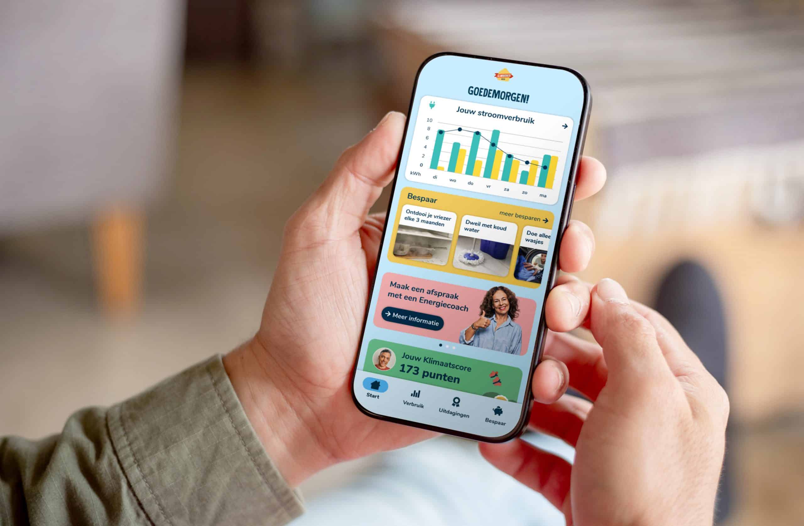 Handen die een telefoon vasthouden, waarop de SlimWonen app staat