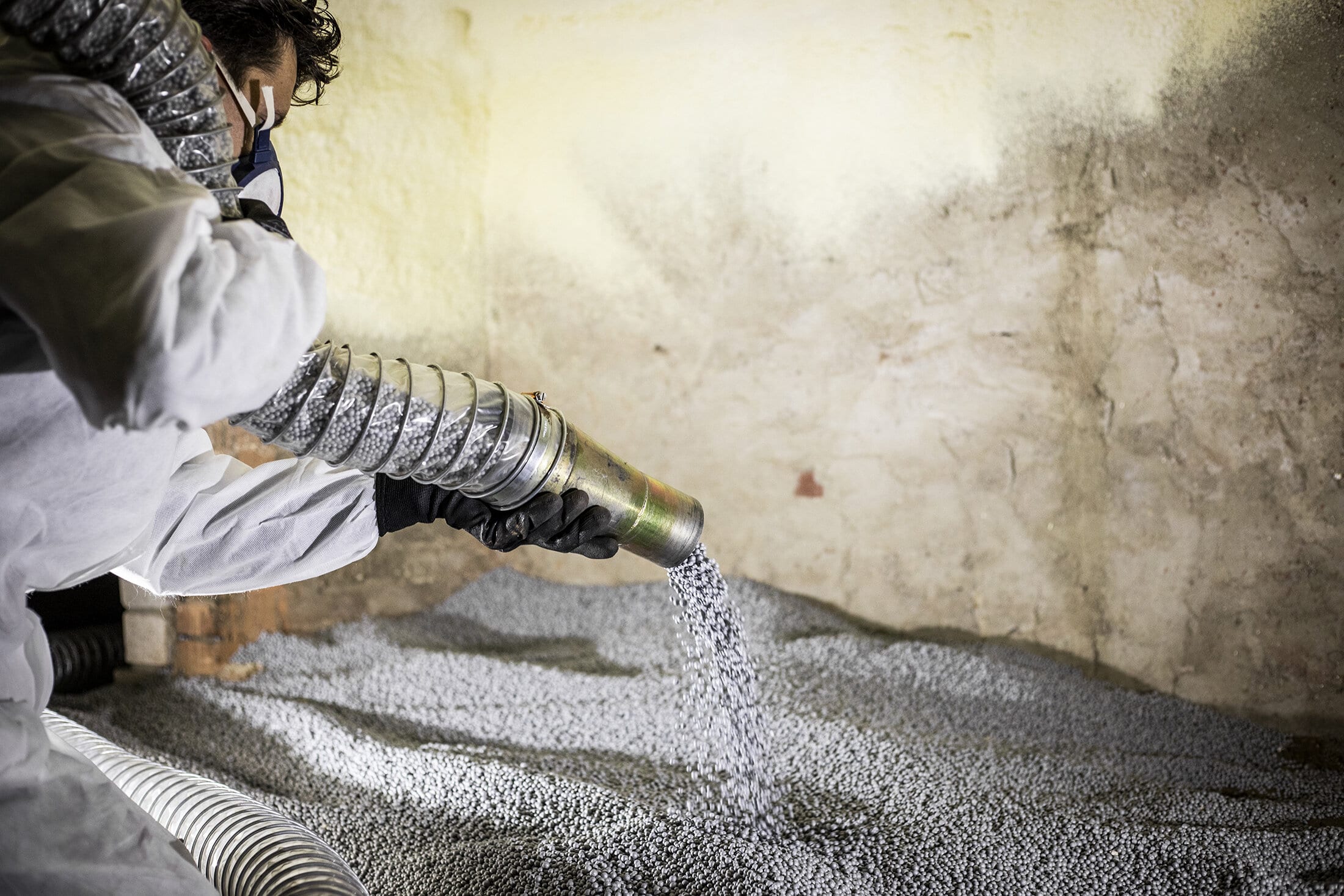 Er worden isolatiekorrels onder de vloer gespoten