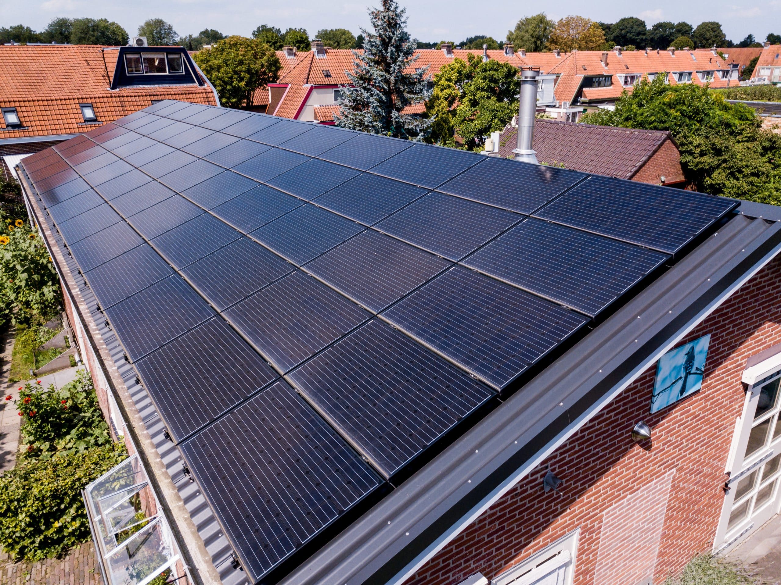 Dak van een woning dat vol ligt met zonnepanelen