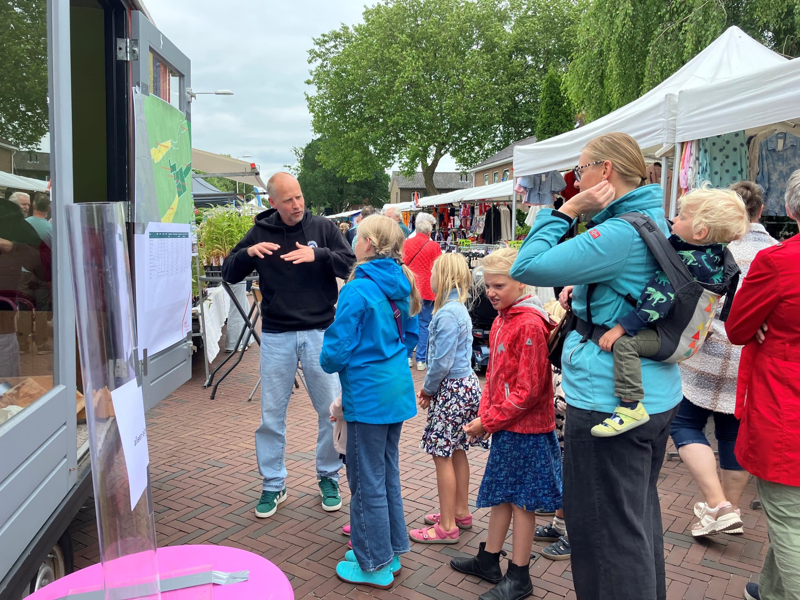 Uitleg over aardgasvrij wonen op de Jaarmarkt in Nijeveen